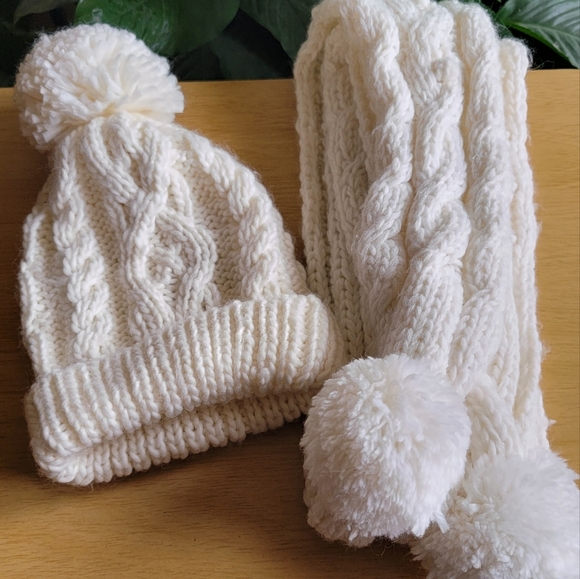 NWOT* GAP Knitted Hat and Scarf Set with pom pom balls. - Picture 6 of 6